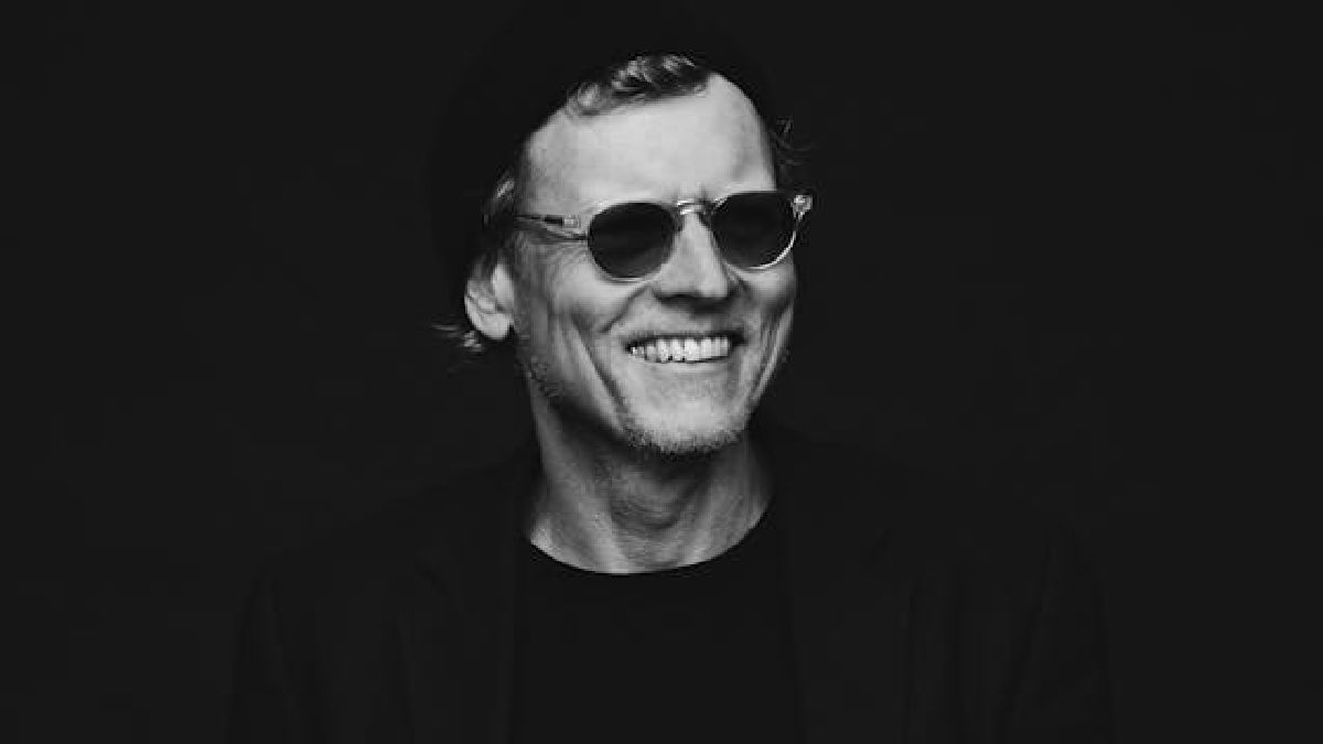 Emil De Waal Old News featuring Randi Laubek