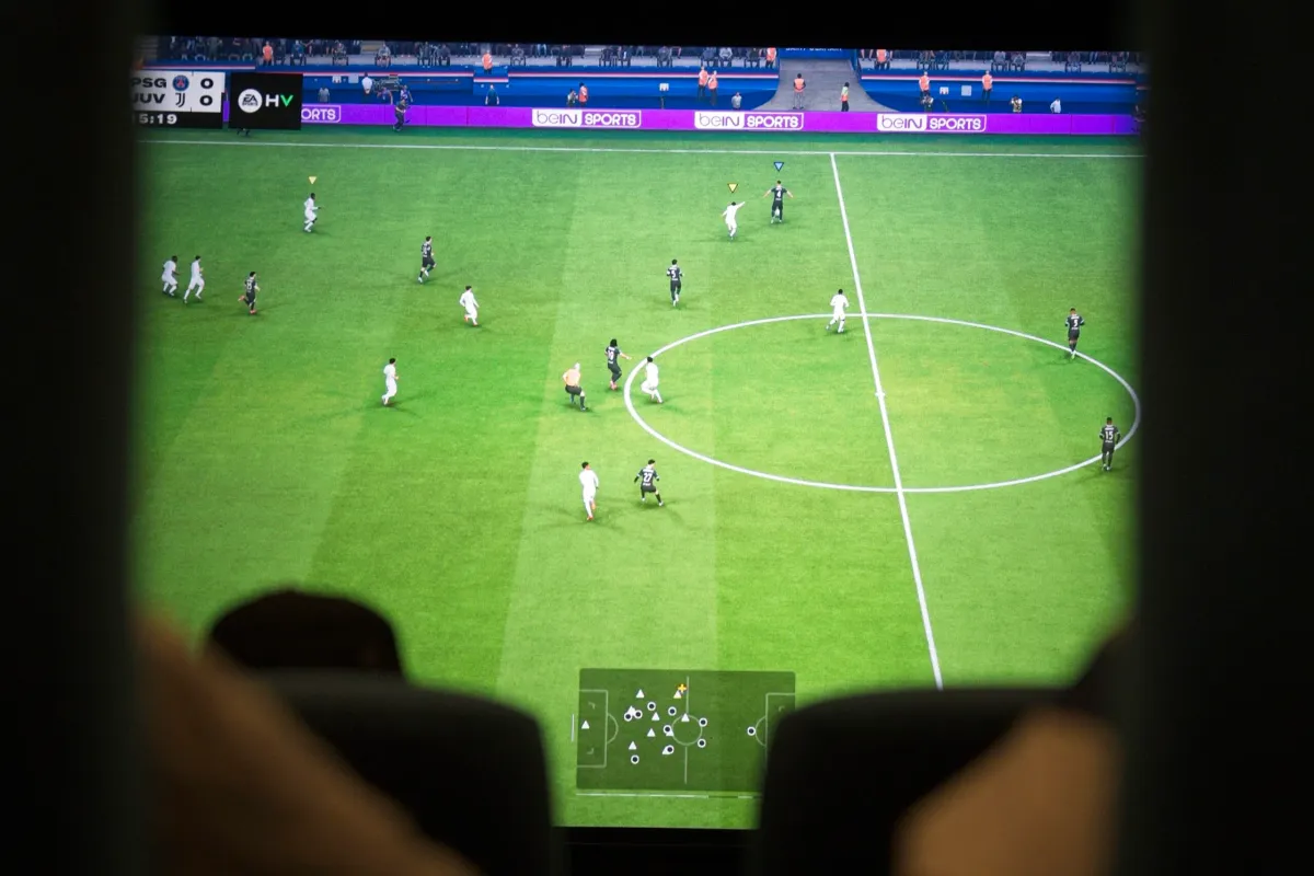 SOMMER PÅ FORBRÆNDINGEN: FIFA OG PANNA