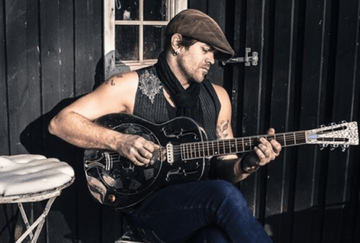 Café Blues Corner - Chris Grey Solo