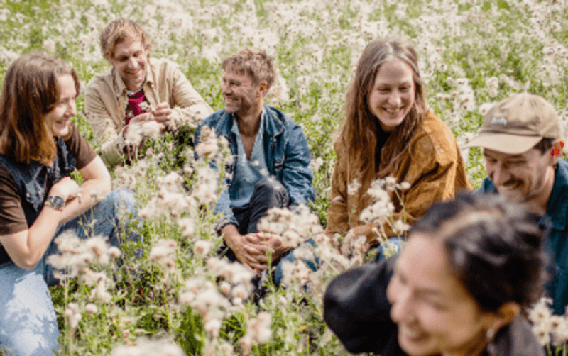 Girls in Airports x Halvcirkel