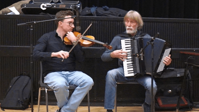 Bal med to generationer af spillemænd