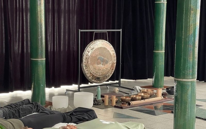 Meditativ Lydhealingskoncert med live Handpan, syngeskåle, gong m.fl